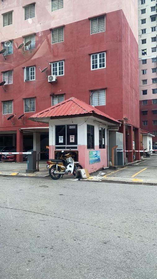Homestay Pangsapuri Sutera Seberang Jaya Kampong Telok  Exterior photo
